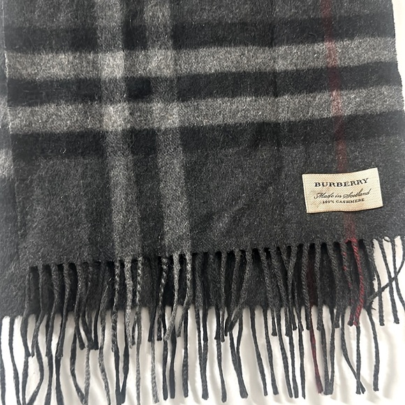 Burberry Checkered print 100% cashmere scarf with fringe at both ends- unisex! - Picture 3 of 3